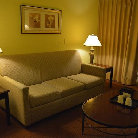 Ramada By Wyndham Wichita Airport Otel Dış mekan fotoğraf