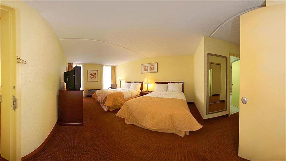 Ramada By Wyndham Wichita Airport Otel Dış mekan fotoğraf