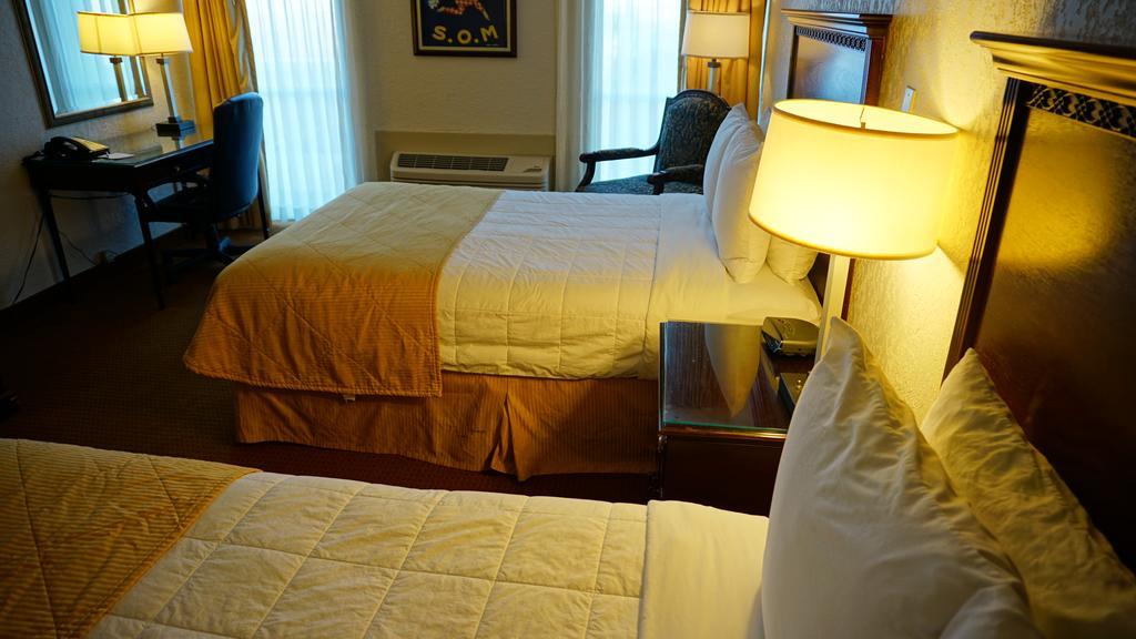 Ramada By Wyndham Wichita Airport Otel Dış mekan fotoğraf