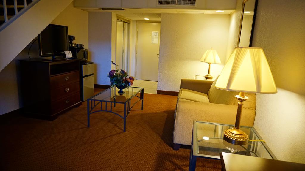 Ramada By Wyndham Wichita Airport Otel Dış mekan fotoğraf