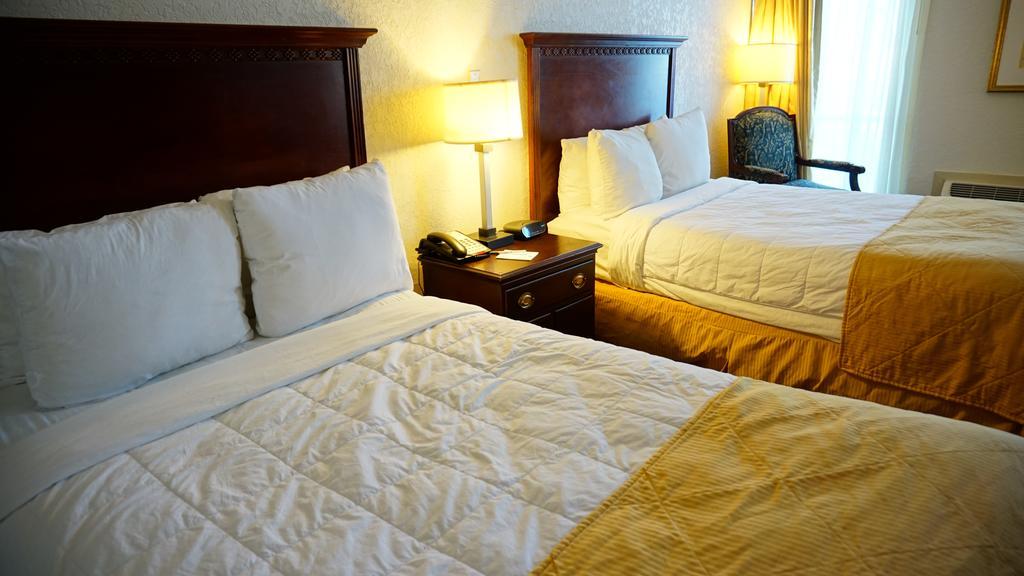 Ramada By Wyndham Wichita Airport Otel Dış mekan fotoğraf