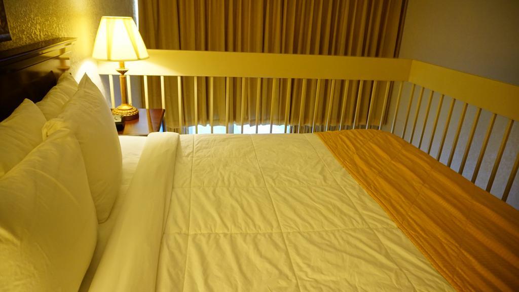 Ramada By Wyndham Wichita Airport Otel Dış mekan fotoğraf