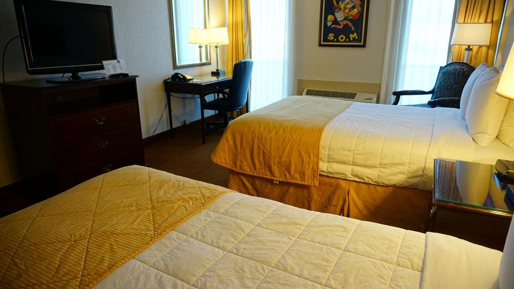 Ramada By Wyndham Wichita Airport Otel Dış mekan fotoğraf