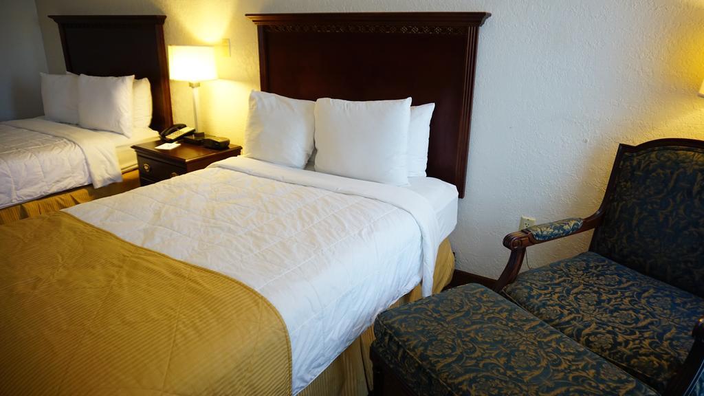 Ramada By Wyndham Wichita Airport Otel Dış mekan fotoğraf