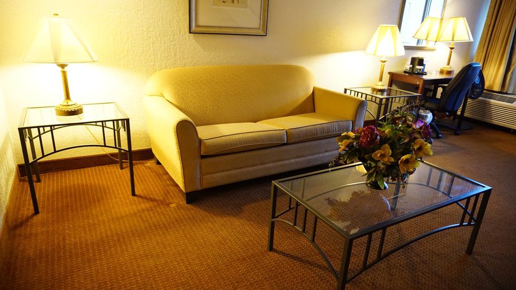 Ramada By Wyndham Wichita Airport Otel Dış mekan fotoğraf