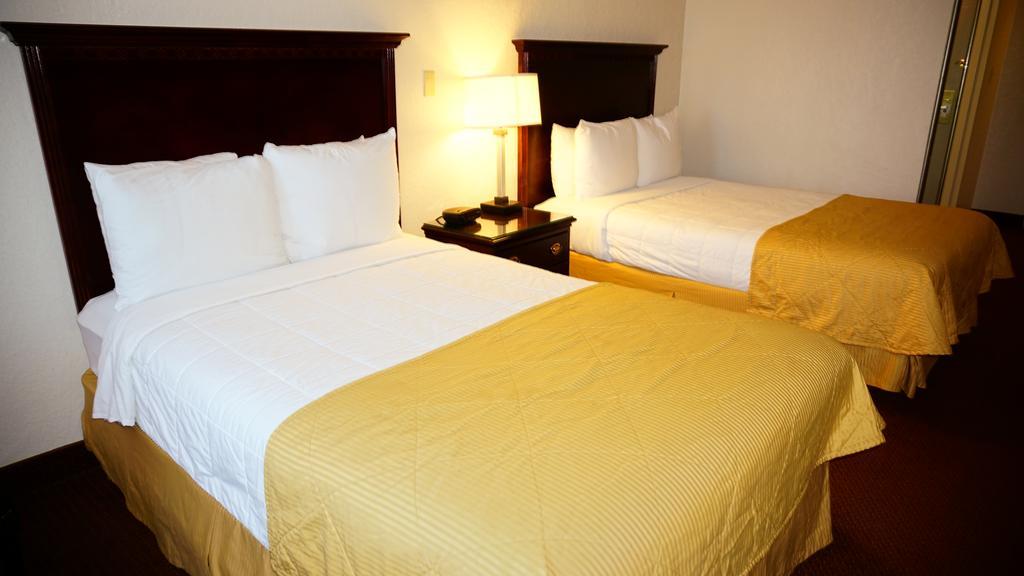 Ramada By Wyndham Wichita Airport Otel Oda fotoğraf