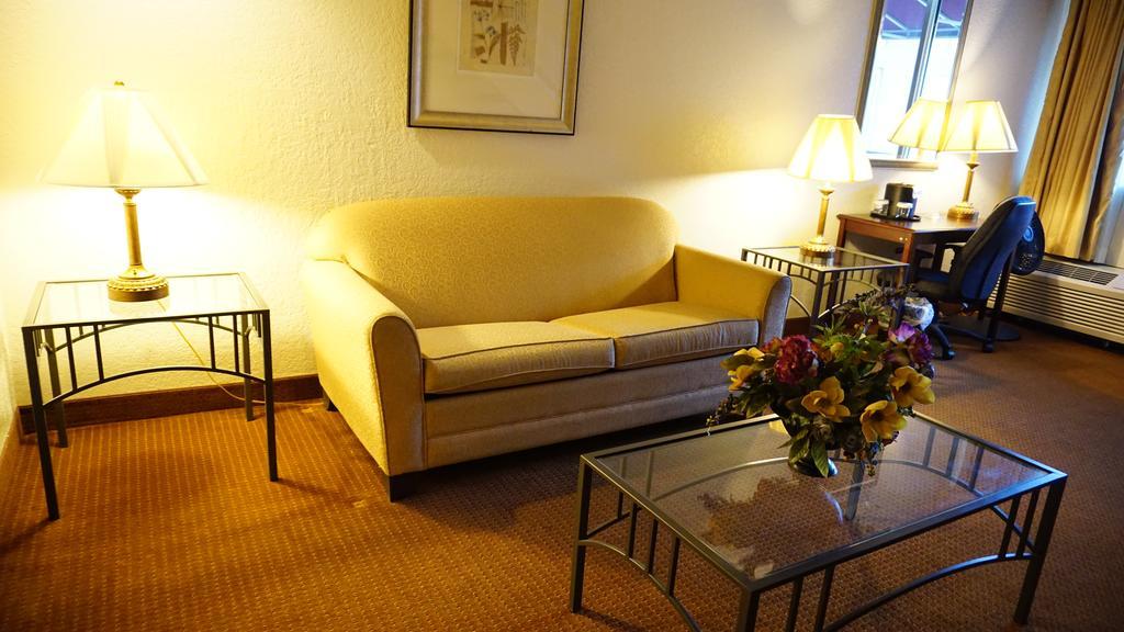 Ramada By Wyndham Wichita Airport Otel Dış mekan fotoğraf