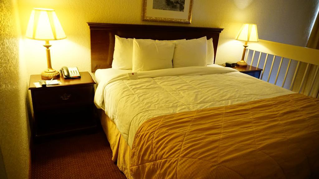 Ramada By Wyndham Wichita Airport Otel Dış mekan fotoğraf