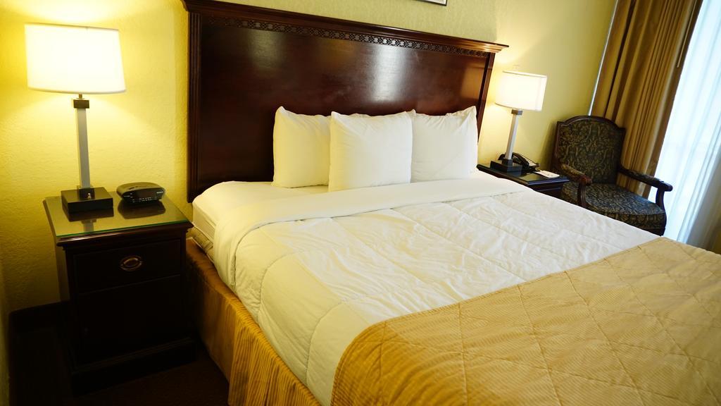 Ramada By Wyndham Wichita Airport Otel Oda fotoğraf