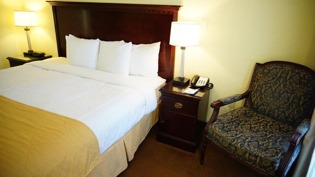 Ramada By Wyndham Wichita Airport Otel Oda fotoğraf