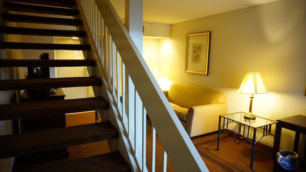 Ramada By Wyndham Wichita Airport Otel Dış mekan fotoğraf