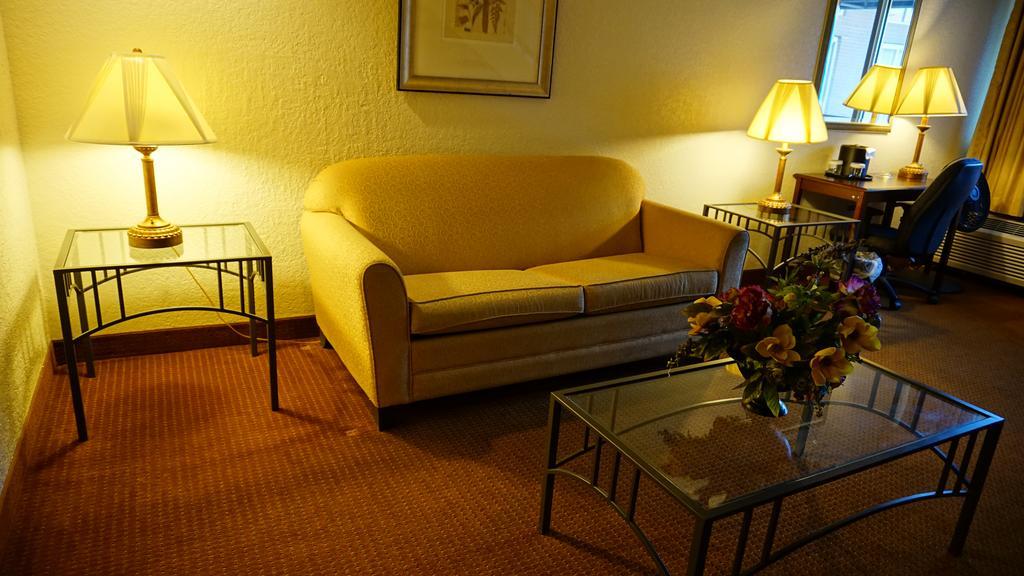 Ramada By Wyndham Wichita Airport Otel Dış mekan fotoğraf