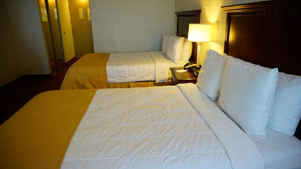 Ramada By Wyndham Wichita Airport Otel Dış mekan fotoğraf