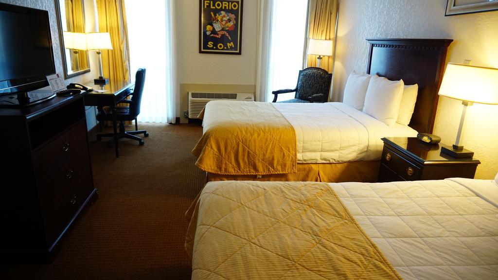 Ramada By Wyndham Wichita Airport Otel Dış mekan fotoğraf