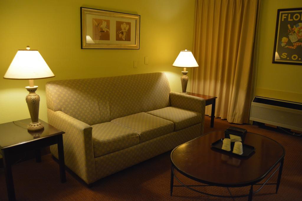 Ramada By Wyndham Wichita Airport Otel Dış mekan fotoğraf