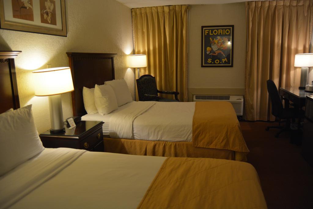 Ramada By Wyndham Wichita Airport Otel Dış mekan fotoğraf