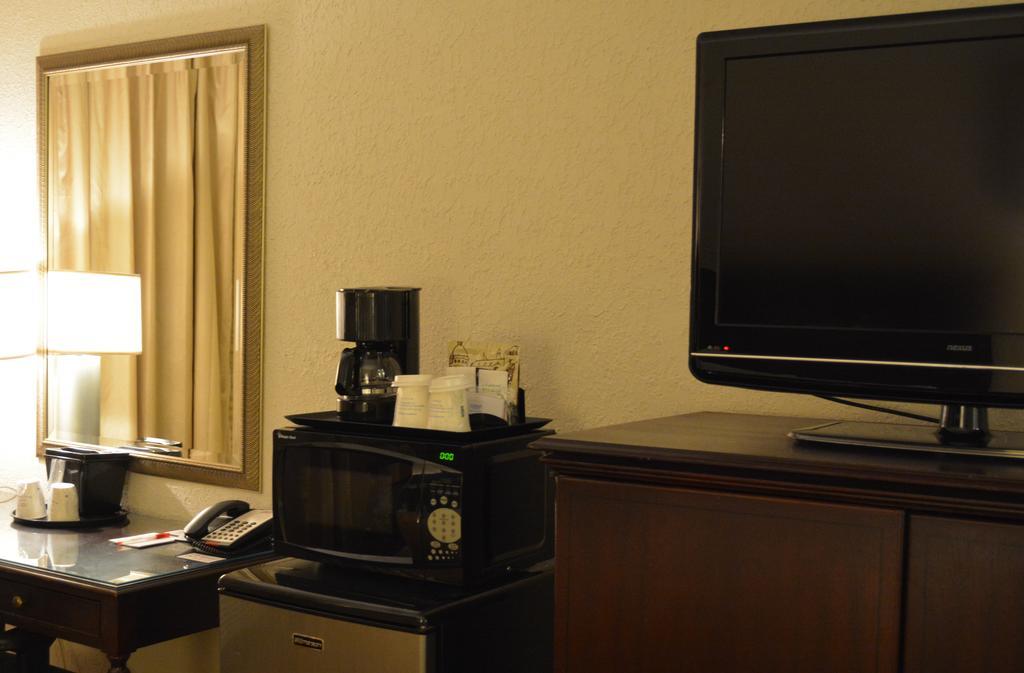 Ramada By Wyndham Wichita Airport Otel Dış mekan fotoğraf