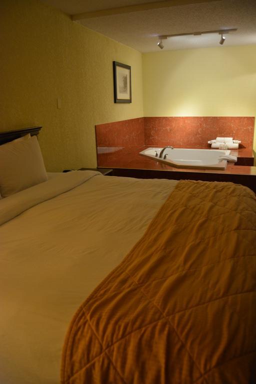 Ramada By Wyndham Wichita Airport Otel Dış mekan fotoğraf