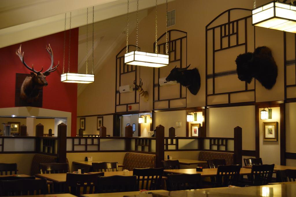 Ramada By Wyndham Wichita Airport Otel Dış mekan fotoğraf