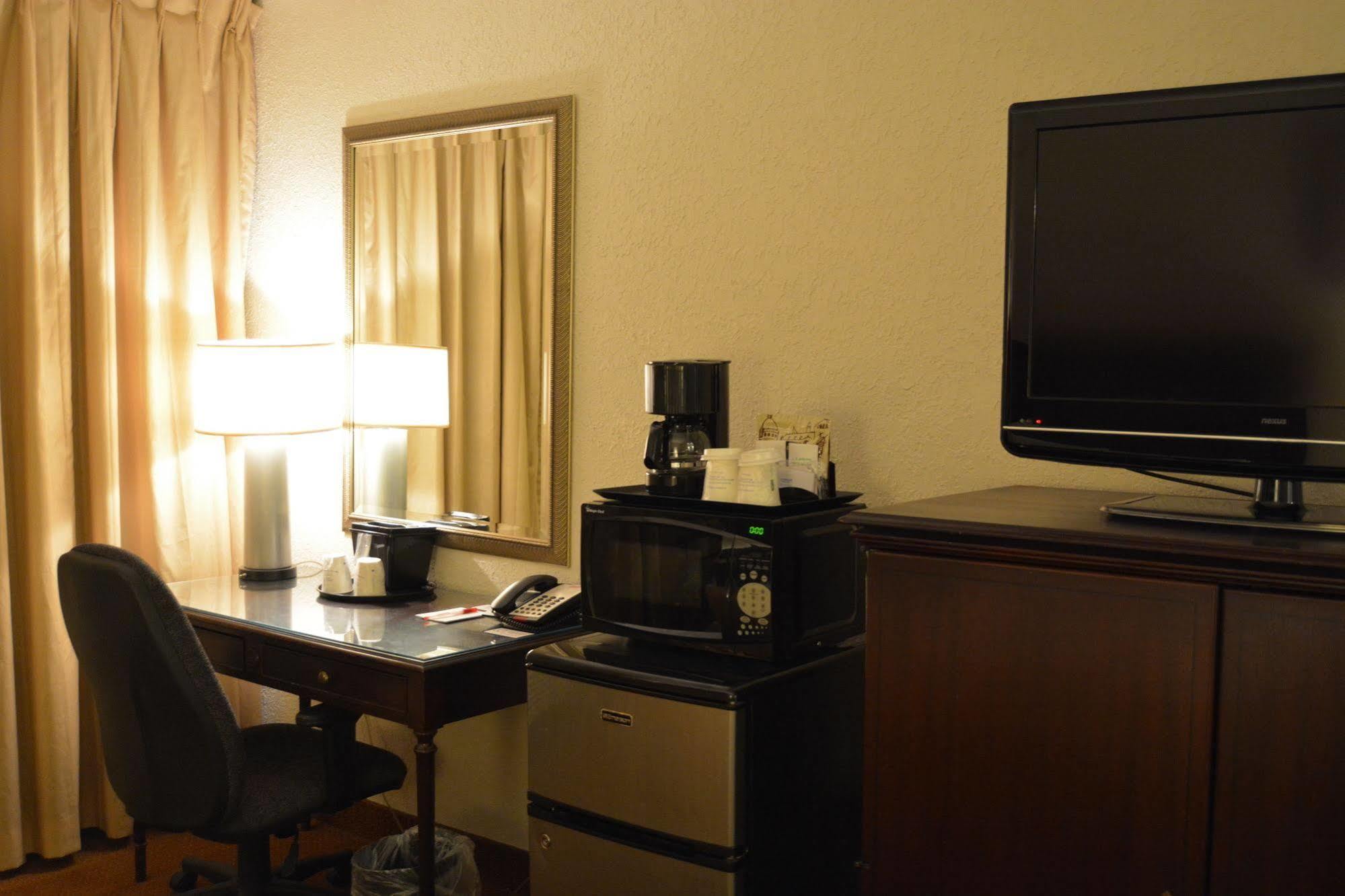Ramada By Wyndham Wichita Airport Otel Dış mekan fotoğraf