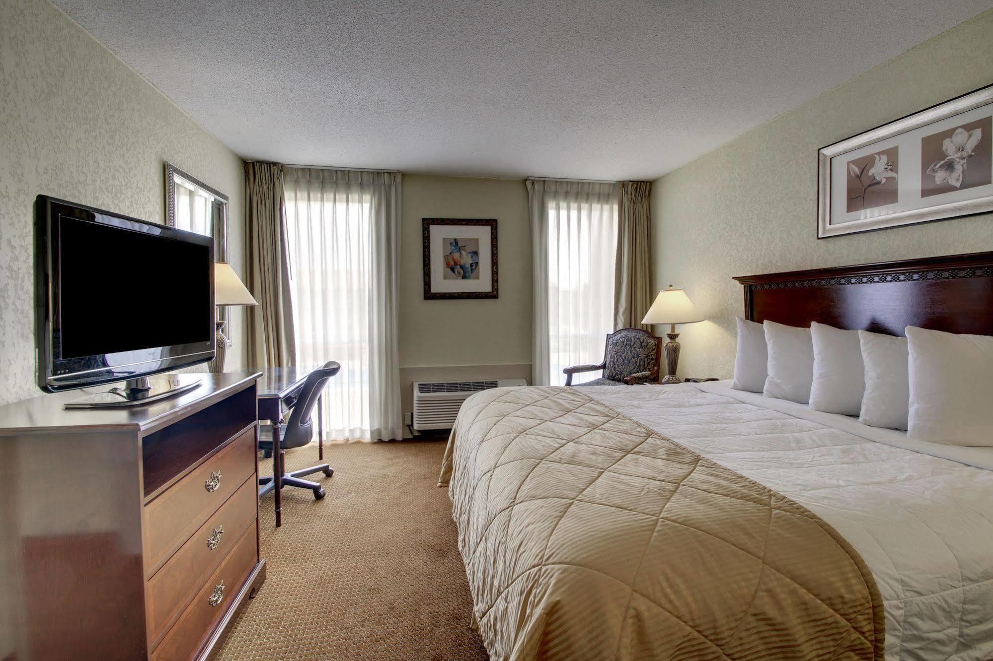 Ramada By Wyndham Wichita Airport Otel Dış mekan fotoğraf