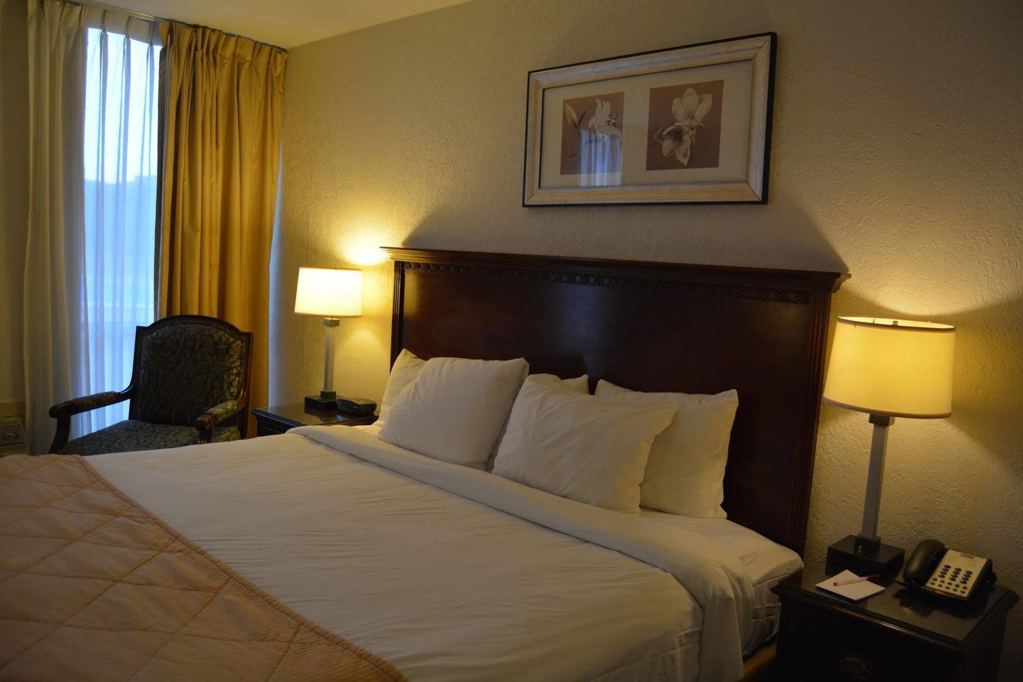Ramada By Wyndham Wichita Airport Otel Dış mekan fotoğraf