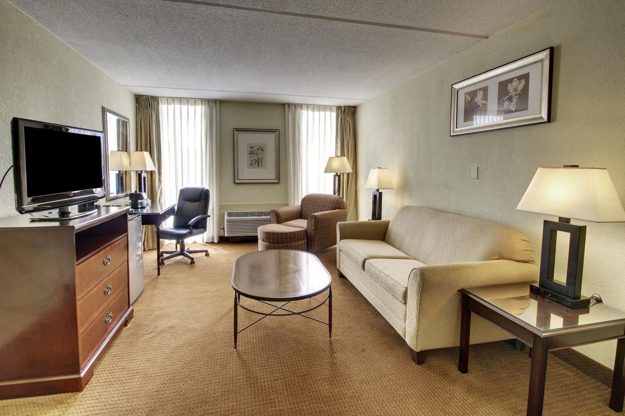 Ramada By Wyndham Wichita Airport Otel Dış mekan fotoğraf