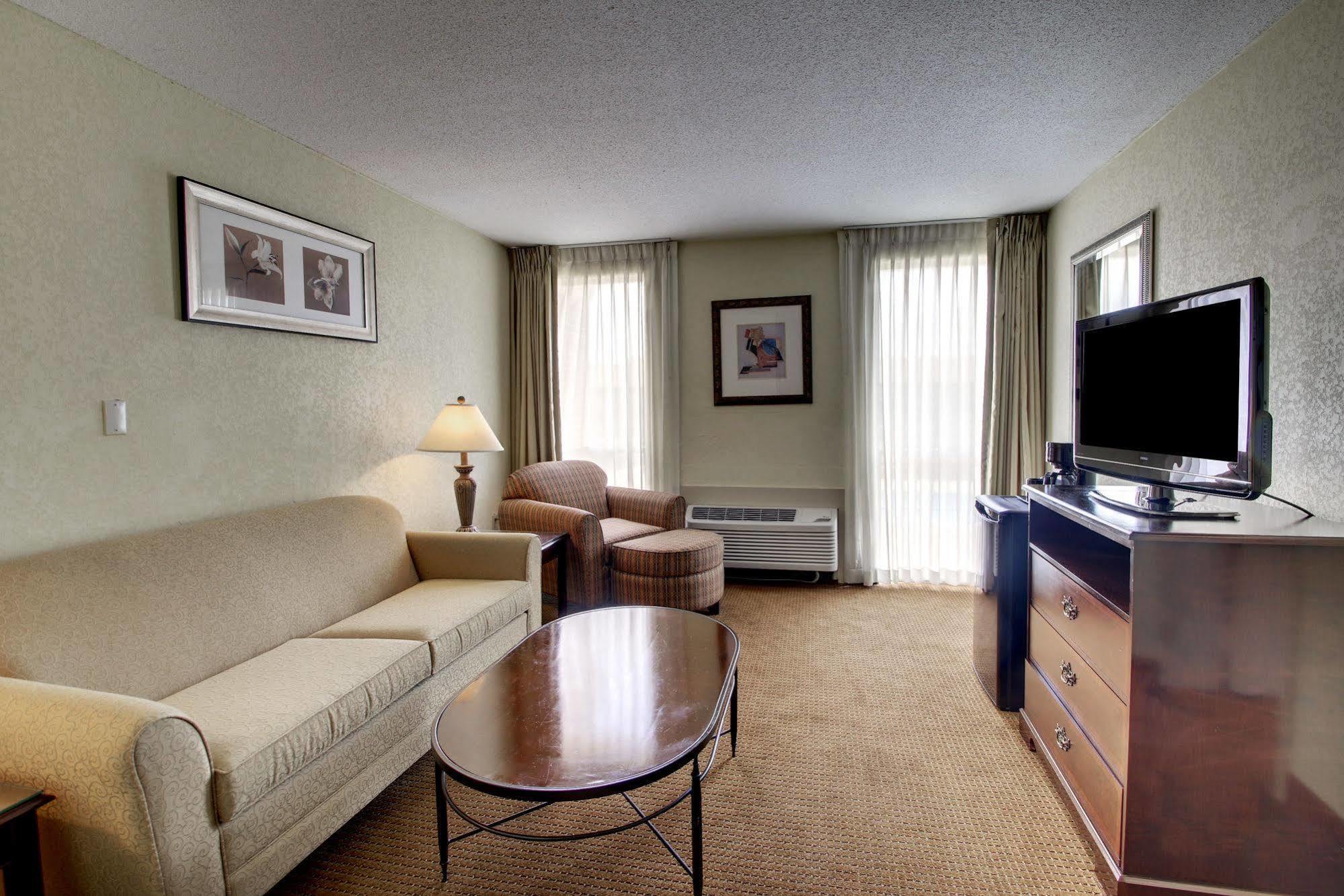 Ramada By Wyndham Wichita Airport Otel Dış mekan fotoğraf