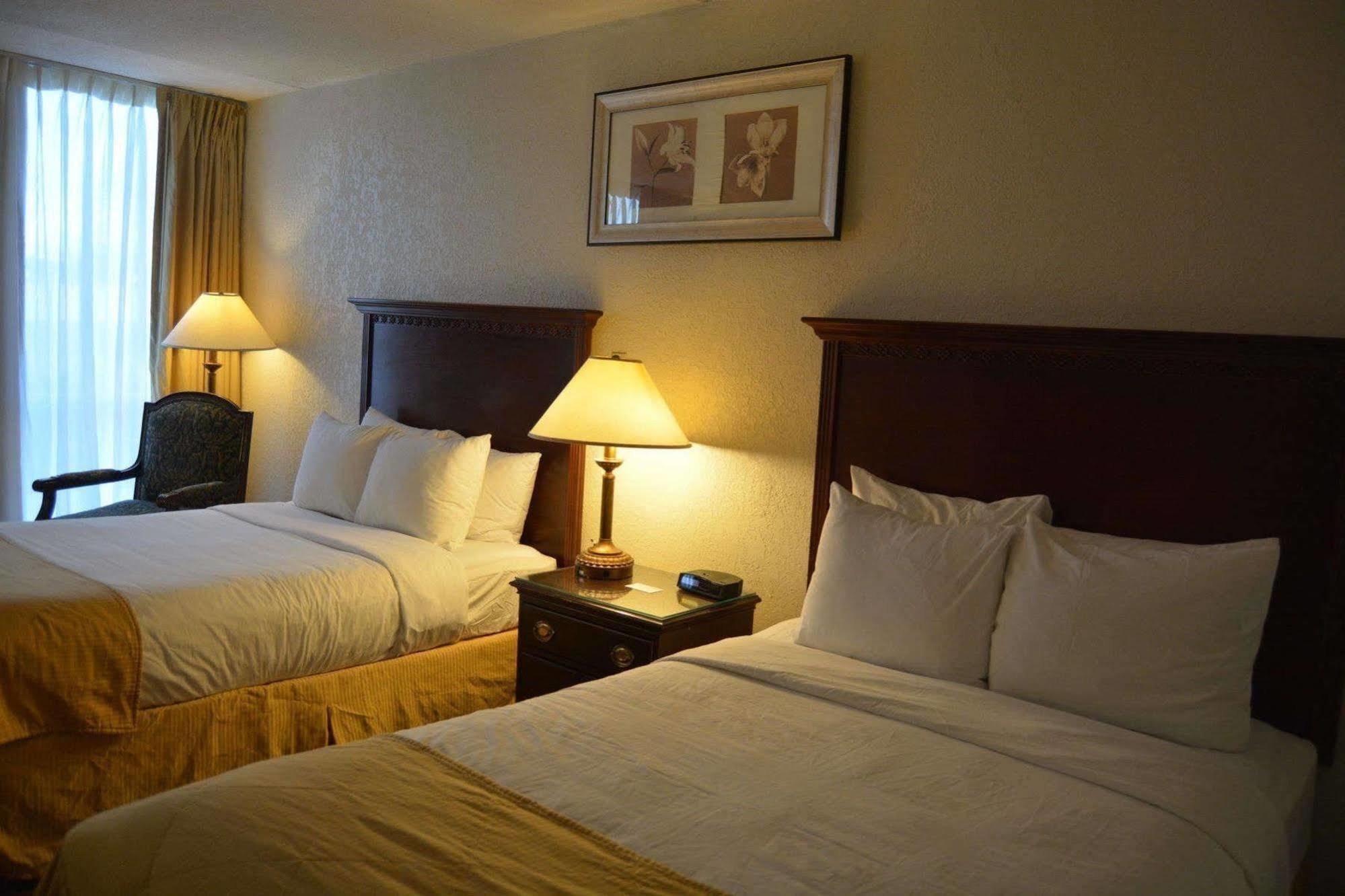 Ramada By Wyndham Wichita Airport Otel Dış mekan fotoğraf