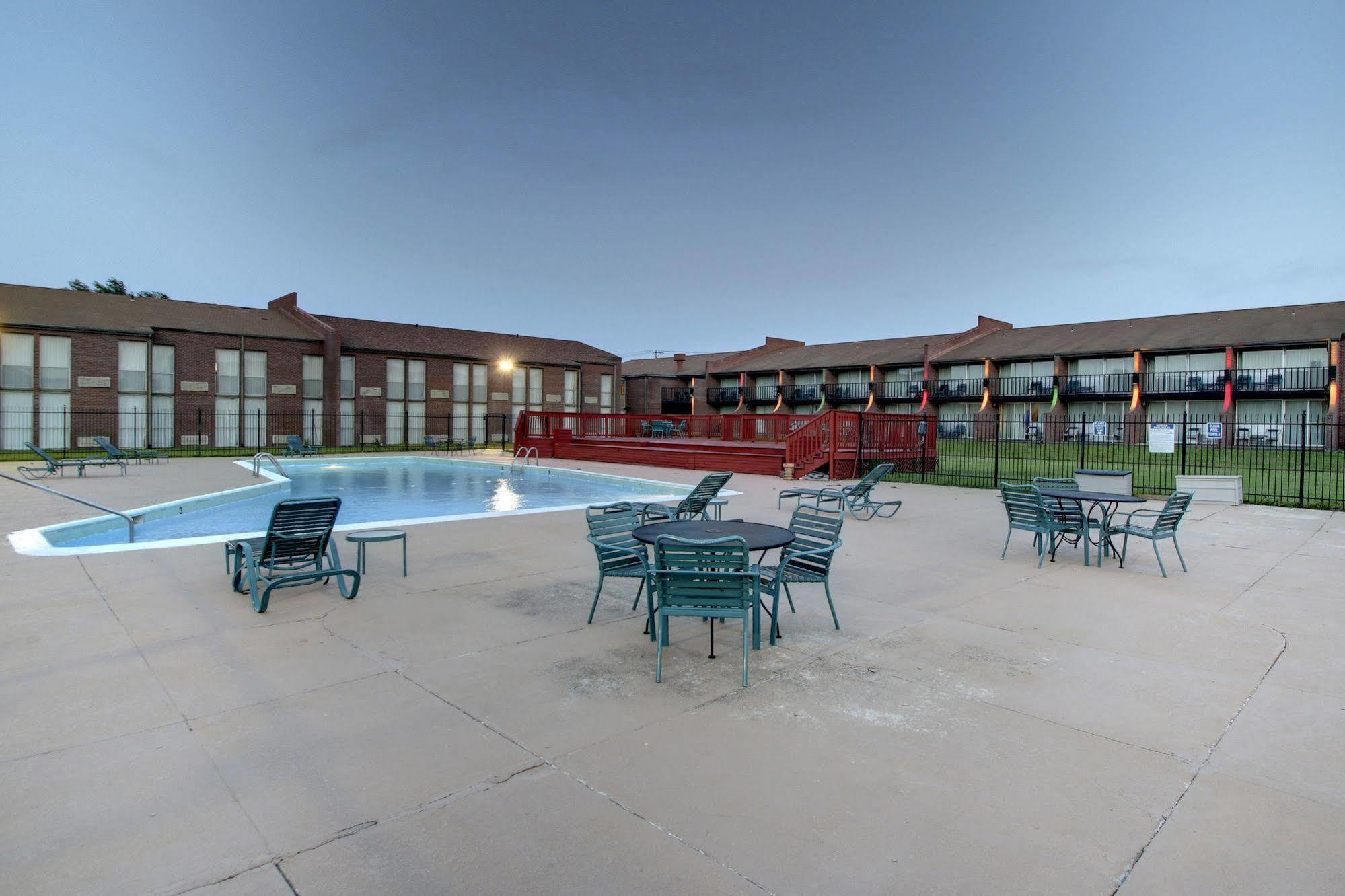 Ramada By Wyndham Wichita Airport Otel Dış mekan fotoğraf