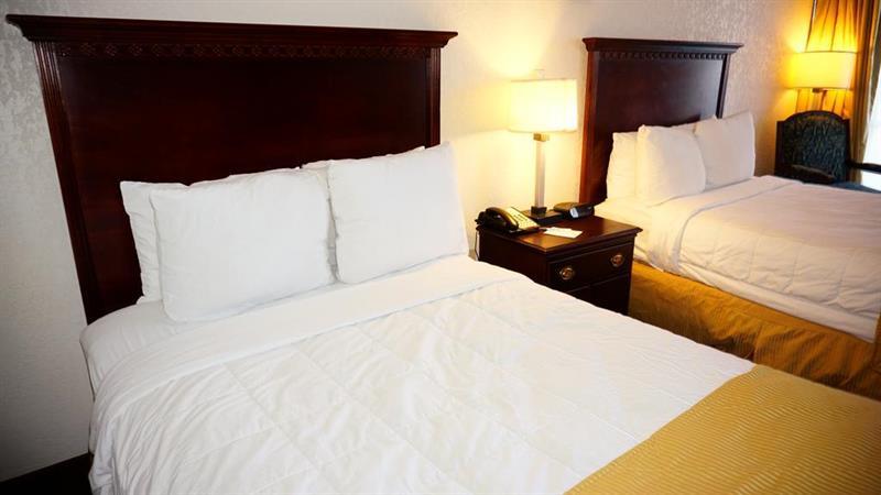 Ramada By Wyndham Wichita Airport Otel Dış mekan fotoğraf
